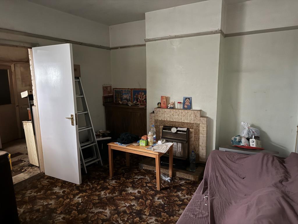 Lot: 168 - HOUSE IN NEED OF REFURBISHMENT - View of living room with dootr to kitchen